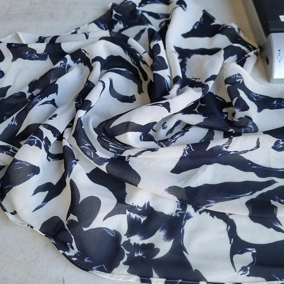 Womens Scarf Chiffon Floral Black White Triangle 49" x 31" NEW - Picture 7 of 8